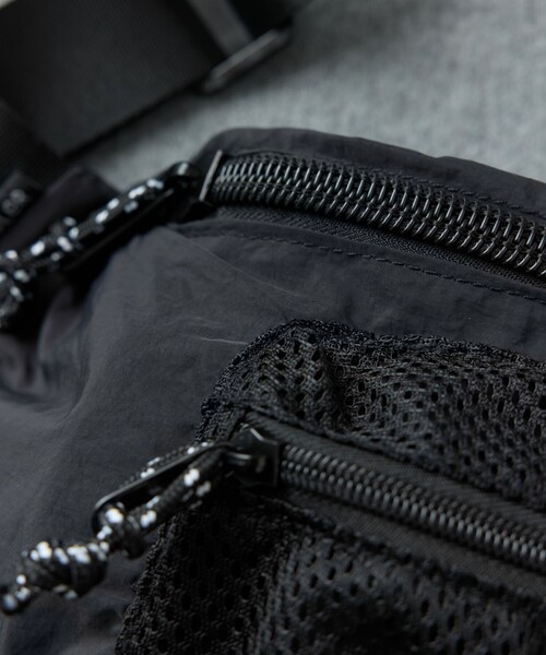 POLeR（ポーラー）の「POLeR × FREAK'S STORE/ポーラー × フリークスストア 別注 STUFFABLE FANNY PACK スタッファブルファニーパック（ボディバッグ/ウエストポーチ・メンズ・グレー/ブラック・ONE SIZE）」の15枚目の写真