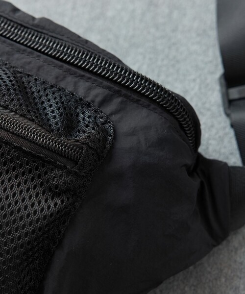 POLeR（ポーラー）の「POLeR × FREAK'S STORE/ポーラー × フリークスストア 別注 STUFFABLE FANNY PACK スタッファブルファニーパック（ボディバッグ/ウエストポーチ・メンズ・グレー/ブラック・ONE SIZE）」の16枚目の写真