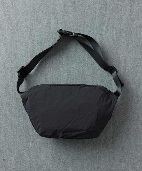 POLeR（ポーラー）の「POLeR × FREAK'S STORE/ポーラー × フリークスストア 別注 STUFFABLE FANNY PACK スタッファブルファニーパック（ボディバッグ/ウエストポーチ・メンズ・グレー/ブラック・ONE SIZE）」の18枚目の写真