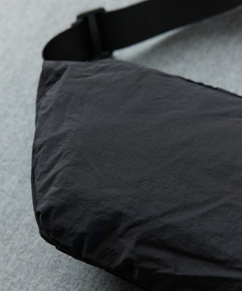 POLeR（ポーラー）の「POLeR × FREAK'S STORE/ポーラー × フリークスストア 別注 STUFFABLE FANNY PACK スタッファブルファニーパック（ボディバッグ/ウエストポーチ・メンズ・グレー/ブラック・ONE SIZE）」の20枚目の写真