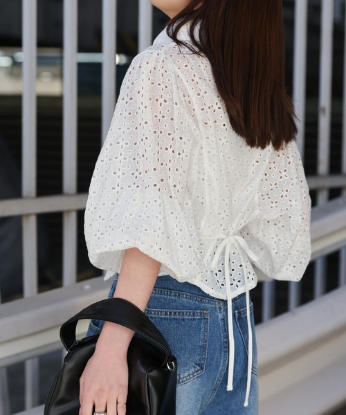 CREARE -LINO-(クレアーレリノ)の「<レディース商品>カットワークフラワー刺繍ブラウス(シャツ/ブラウス・レディース・ブラック/ホワイト・FREE)」の7枚目の写真
