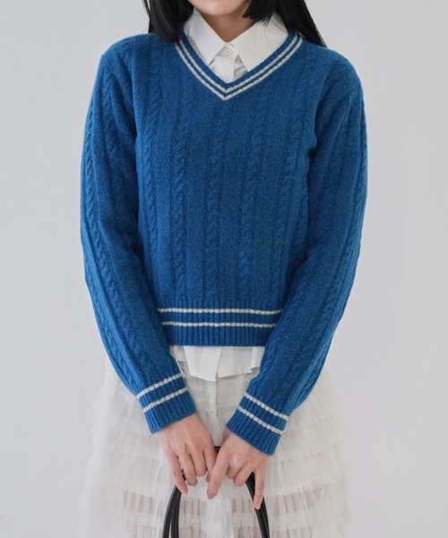 Uenui(ウニュイ)の「【 cunii 】Vネックニット バイカラー ケーブルニット スクールルック キャンパスルック(ニット/セーター・レディース・アイボリー/ブラック/レッド/ブルー/グレー・FREE)」の4枚目の写真