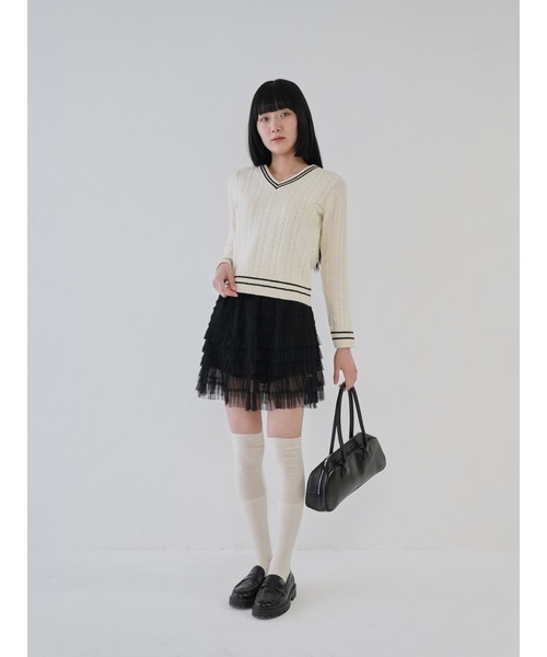 Uenui(ウニュイ)の「【 cunii 】Vネックニット バイカラー ケーブルニット スクールルック キャンパスルック(ニット/セーター・レディース・アイボリー/ブラック/レッド/ブルー/グレー・FREE)」の14枚目の写真