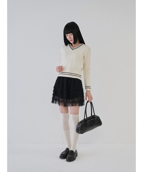 Uenui(ウニュイ)の「【 cunii 】Vネックニット バイカラー ケーブルニット スクールルック キャンパスルック(ニット/セーター・レディース・アイボリー/ブラック/レッド/ブルー/グレー・FREE)」の13枚目の写真