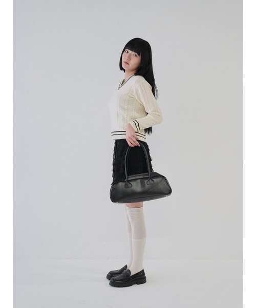 Uenui(ウニュイ)の「【 cunii 】Vネックニット バイカラー ケーブルニット スクールルック キャンパスルック(ニット/セーター・レディース・アイボリー/ブラック/レッド/ブルー/グレー・FREE)」の11枚目の写真