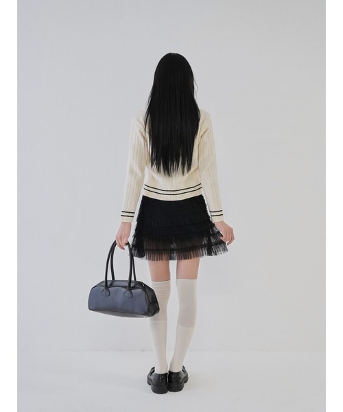 Uenui(ウニュイ)の「【 cunii 】Vネックニット バイカラー ケーブルニット スクールルック キャンパスルック(ニット/セーター・レディース・アイボリー/ブラック/レッド/ブルー/グレー・FREE)」の8枚目の写真