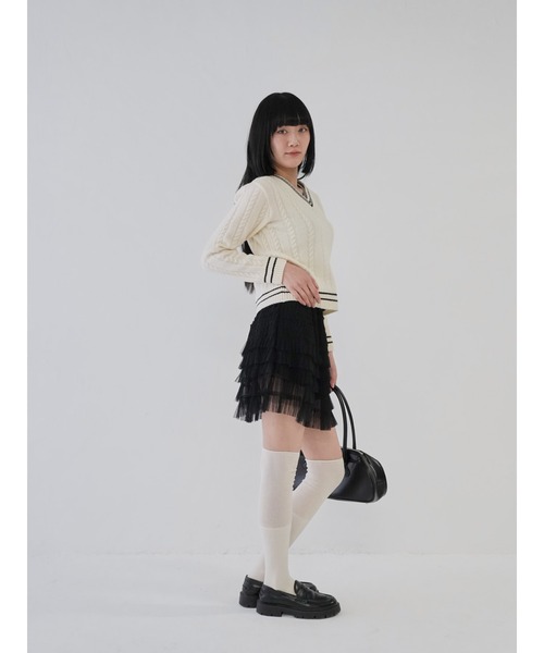 Uenui(ウニュイ)の「【 cunii 】Vネックニット バイカラー ケーブルニット スクールルック キャンパスルック(ニット/セーター・レディース・アイボリー/ブラック/レッド/ブルー/グレー・FREE)」の7枚目の写真