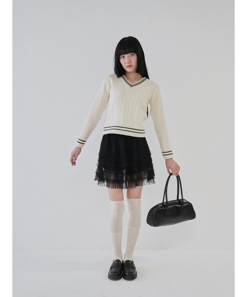 Uenui(ウニュイ)の「【 cunii 】Vネックニット バイカラー ケーブルニット スクールルック キャンパスルック(ニット/セーター・レディース・アイボリー/ブラック/レッド/ブルー/グレー・FREE)」の6枚目の写真
