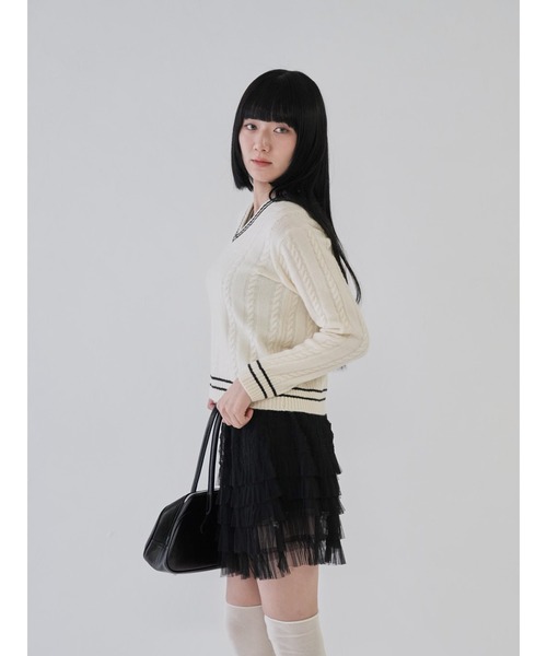 Uenui(ウニュイ)の「【 cunii 】Vネックニット バイカラー ケーブルニット スクールルック キャンパスルック(ニット/セーター・レディース・アイボリー/ブラック/レッド/ブルー/グレー・FREE)」の19枚目の写真
