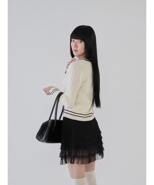 Uenui(ウニュイ)の「【 cunii 】Vネックニット バイカラー ケーブルニット スクールルック キャンパスルック(ニット/セーター・レディース・アイボリー/ブラック/レッド/ブルー/グレー・FREE)」の18枚目の写真