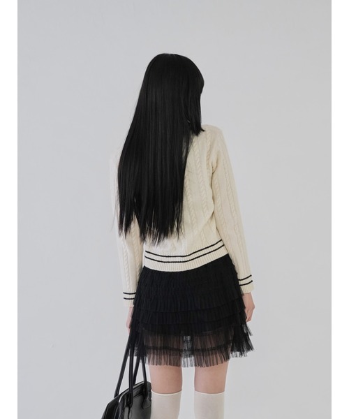 Uenui(ウニュイ)の「【 cunii 】Vネックニット バイカラー ケーブルニット スクールルック キャンパスルック(ニット/セーター・レディース・アイボリー/ブラック/レッド/ブルー/グレー・FREE)」の15枚目の写真