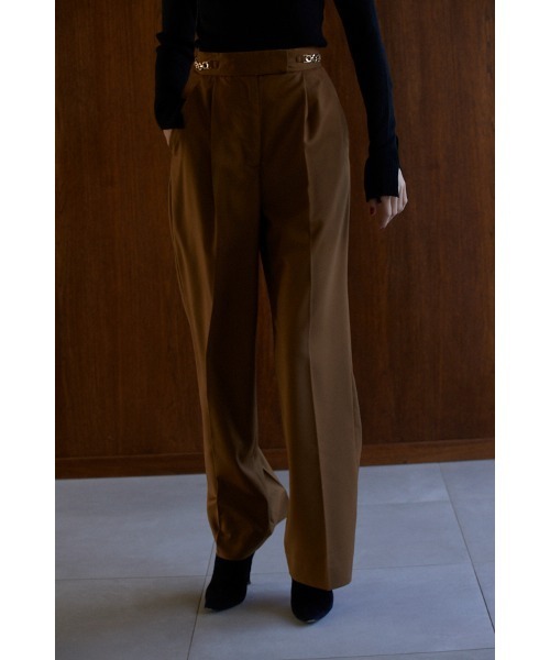 Estella.K(エステラケー)の「Ciara Semi-wide Pants ビットチェーン付きパンツ(スラックス・レディース・キャメル/ライトベージュ/ブラック/グレー・SMALL/MEDIUM)」の5枚目の写真