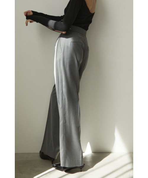 Estella.K(エステラケー)の「Ciara Semi-wide Pants ビットチェーン付きパンツ(スラックス・レディース・キャメル/ライトベージュ/ブラック/グレー・SMALL/MEDIUM)」の16枚目の写真