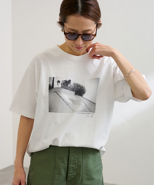 FRAMeWORK(フレームワーク)の「MikeOMeally PHOTO Tシャツ(Tシャツ/カットソー・レディース・ホワイト/ホワイト系その他・FREE)」の2枚目の写真