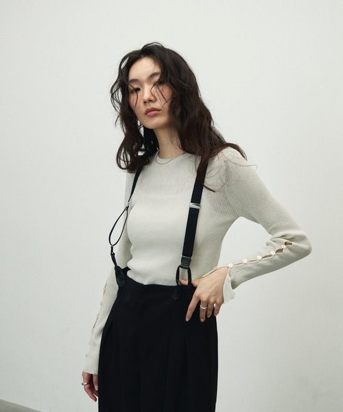 Lutim by u(ルチバイユー)の「Sheer Sleeve Hole Open Tops / シアースリーブホールオープントップス(ニット/セーター・レディース・ホワイト/ブラック/グレイッシュベージュ・FREE)」の4枚目の写真