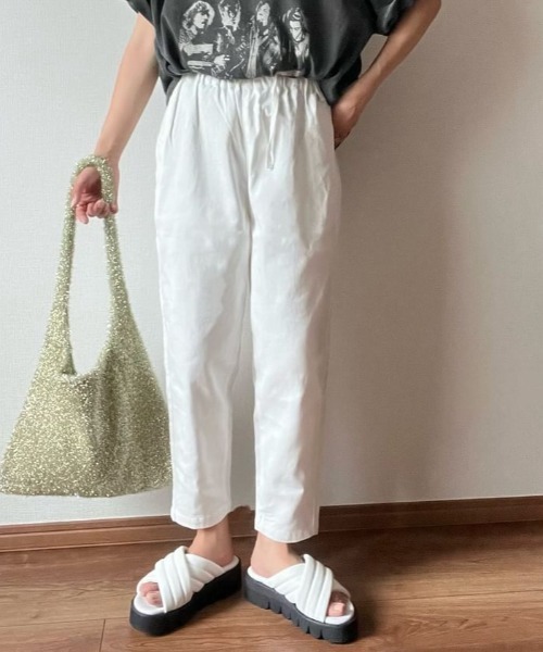 Belle Cie(ベルシー)の「ラインを拾わずすっきり見え テーパードチノパン 春コーデ(チノパンツ・レディース・アイボリー/ブラック/ベージュ/ホワイト・M/L/XL/S)」の13枚目の写真