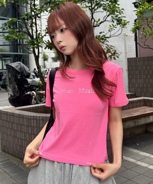 muahmuah(ムーアムーア)の「A'GEM/9 × .kom 『muah muah/ムーアムーア』HOT FIX LOGO HALF T-SHIRT/ホットフィックスロゴ TEE(Tシャツ/カットソー・レディース・ホワイト/ピンク/チャコールグレー・FREE)」の2枚目の写真