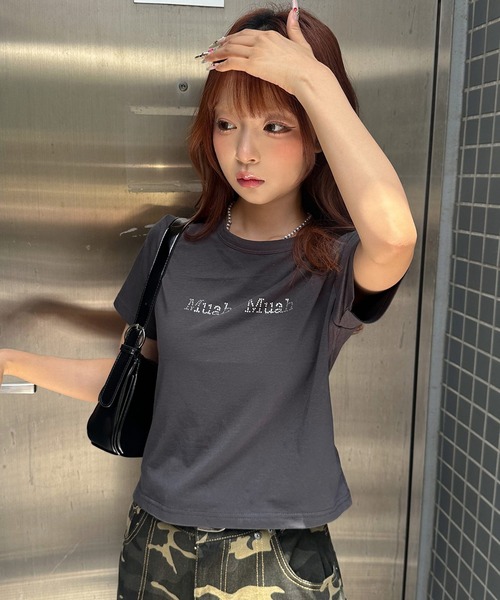 muahmuah(ムーアムーア)の「A'GEM/9 × .kom 『muah muah/ムーアムーア』HOT FIX LOGO HALF T-SHIRT/ホットフィックスロゴ TEE(Tシャツ/カットソー・レディース・ホワイト/ピンク/チャコールグレー・FREE)」の1枚目の写真