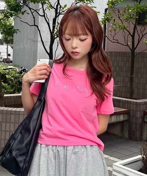 muahmuah(ムーアムーア)の「A'GEM/9 × .kom 『muah muah/ムーアムーア』HOT FIX LOGO HALF T-SHIRT/ホットフィックスロゴ TEE(Tシャツ/カットソー・レディース・ホワイト/ピンク/チャコールグレー・FREE)」の19枚目の写真