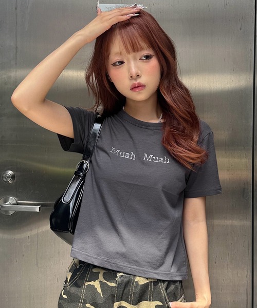 muahmuah(ムーアムーア)の「A'GEM/9 × .kom 『muah muah/ムーアムーア』HOT FIX LOGO HALF T-SHIRT/ホットフィックスロゴ TEE(Tシャツ/カットソー・レディース・ホワイト/ピンク/チャコールグレー・FREE)」の13枚目の写真