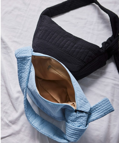 FIG&VIPER（フィグアンドバイパー）の「キルティングBIGショルダーバッグ（ショルダーバッグ・レディース・ブラック/ライトブルー・FREE）」の12枚目の写真