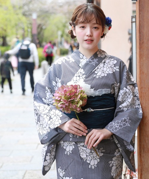 変わり織り浴衣3点セット「紺地の縦縞に花束」（浴衣）｜和