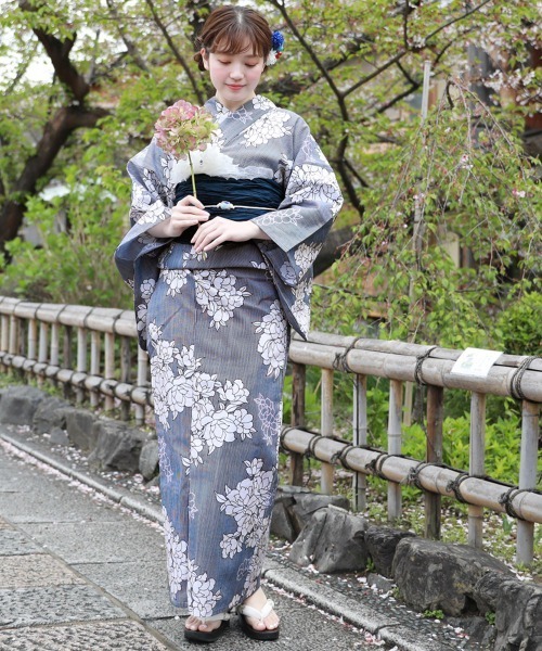 変わり織り浴衣3点セット「紺地の縦縞に花束」（浴衣）｜和