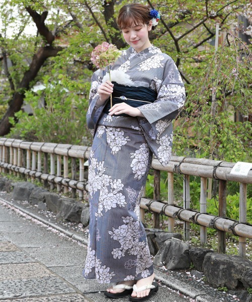 変わり織の黒地に妖艶に咲く薄墨色の撫子が美しい注染めの浴衣です 変わり織の黒地に妖艶に咲く薄墨色の撫子が美しい注染めの浴衣