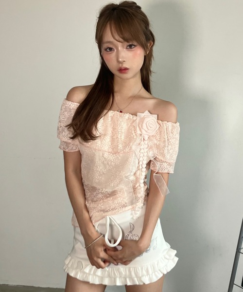 .KOM(ドットコム)の「A'GEM/9 × .kom 『.KOMZ/ドットケーオーエムゼット』 /クラシカルレース×ビッグカラー オフショル風トップス(Tシャツ/カットソー・レディース・ブルー/ピンク/イエロー・FREE)」の1枚目の写真