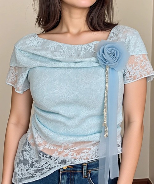 .KOM(ドットコム)の「A'GEM/9 × .kom 『.KOMZ/ドットケーオーエムゼット』 /クラシカルレース×ビッグカラー オフショル風トップス(Tシャツ/カットソー・レディース・ブルー/ピンク/イエロー・FREE)」の2枚目の写真