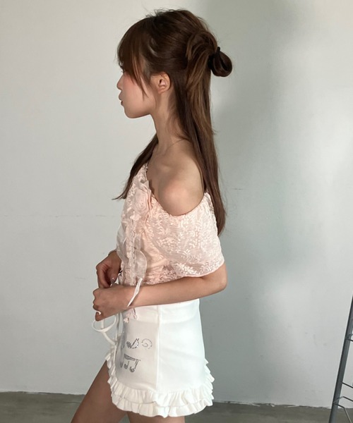 .KOM(ドットコム)の「A'GEM/9 × .kom 『.KOMZ/ドットケーオーエムゼット』 /クラシカルレース×ビッグカラー オフショル風トップス(Tシャツ/カットソー・レディース・ブルー/ピンク/イエロー・FREE)」の5枚目の写真