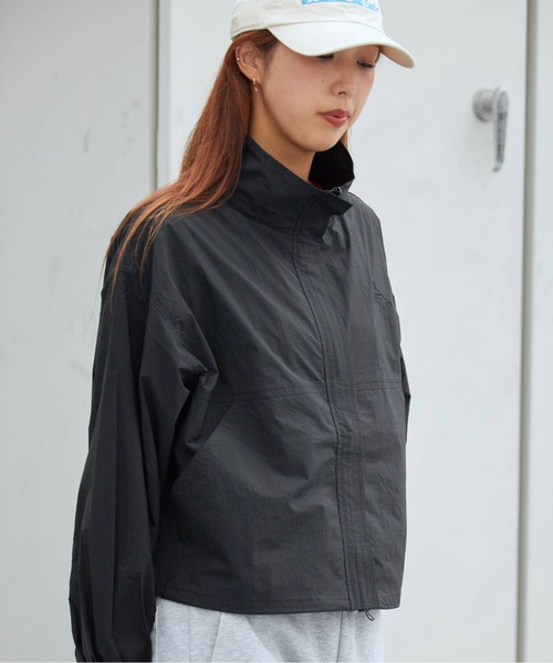 KELTY（ケルティ）の「KELTY/ケルティ ショートスタンドブルゾン（ブルゾン・レディース・グレイッシュベージュ/カーキ/ブラック/ブルー・FREE）」の2枚目の写真