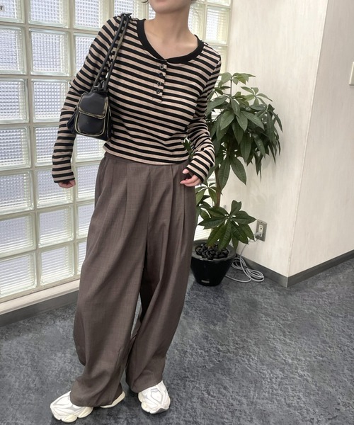 LAC-VERT（ラック・ヴェール）の「ボーダー柄ヘンリーネック（Tシャツ/カットソー・レディース・ブラック/グレー・FREE）」の6枚目の写真