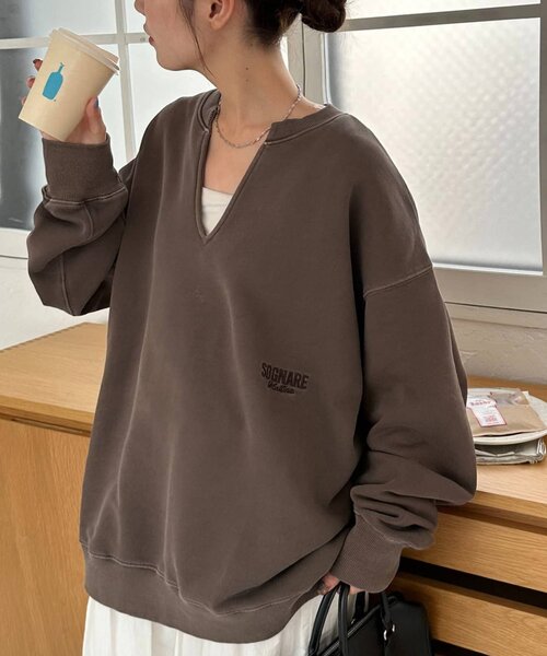 DISCOAT(ディスコート)の「【ユニセックス】ワンポイント刺繍ピグメントスキッパースウェット(スウェット・レディース・アイボリー/チャコールグレー/ブラウン・FREE)」の3枚目の写真