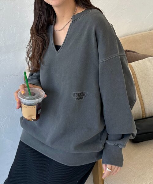 DISCOAT(ディスコート)の「【ユニセックス】ワンポイント刺繍ピグメントスキッパースウェット(スウェット・レディース・アイボリー/チャコールグレー/ブラウン・FREE)」の2枚目の写真