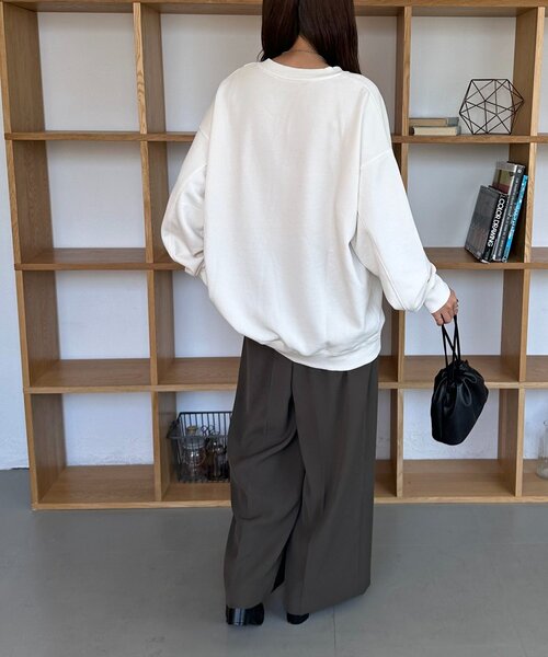 DISCOAT(ディスコート)の「【ユニセックス】ワンポイント刺繍ピグメントスキッパースウェット(スウェット・レディース・アイボリー/チャコールグレー/ブラウン・FREE)」の11枚目の写真
