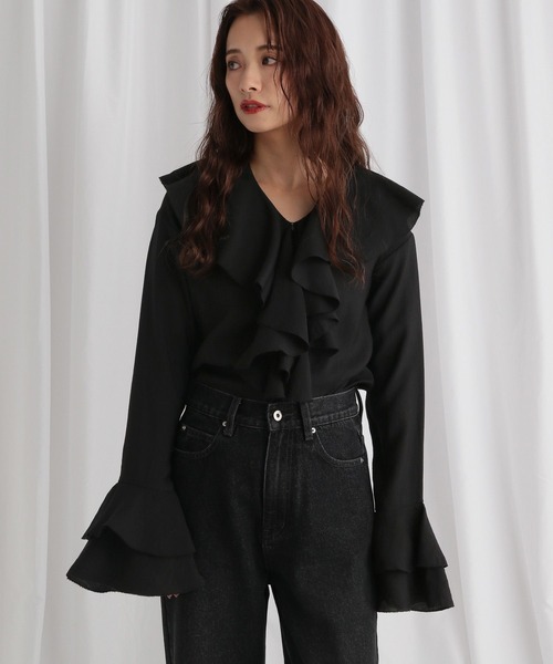mysty woman(ミスティウーマン)の「ラッフルフリルブラウス 581484(シャツ/ブラウス・レディース・ブラック/オフホワイト・FREE)」の2枚目の写真