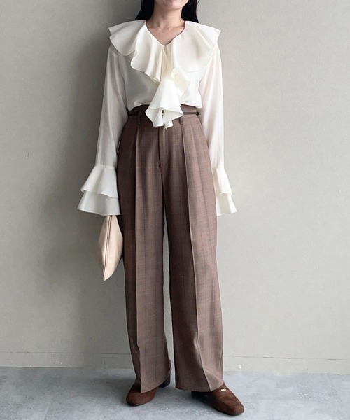 mysty woman(ミスティウーマン)の「ラッフルフリルブラウス 581484(シャツ/ブラウス・レディース・ブラック/オフホワイト・FREE)」の11枚目の写真