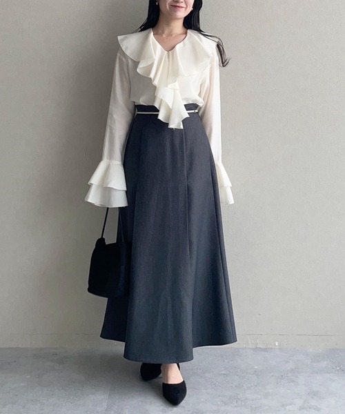 mysty woman(ミスティウーマン)の「ラッフルフリルブラウス 581484(シャツ/ブラウス・レディース・ブラック/オフホワイト・FREE)」の14枚目の写真