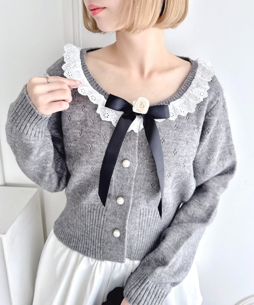 Loueme（ルエム）の「ローズリボンアイレットニットカーディガン（カーディガン/ボレロ・レディース・アイボリー/ブラック/グレー・FREE）」の2枚目の写真