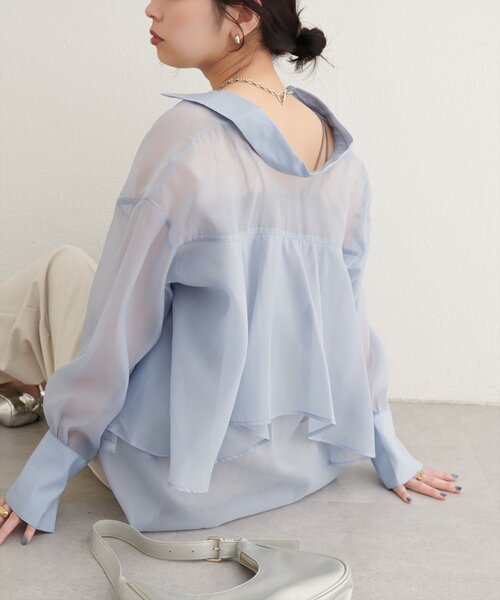 natural couture(ナチュラルクチュール)の「WEB限定 /【大人ナチュ】バックフレアシャツ(シャツ/ブラウス・レディース・オフホワイト/ピンク/ブラウン/サックスブルー・FREE)」の2枚目の写真
