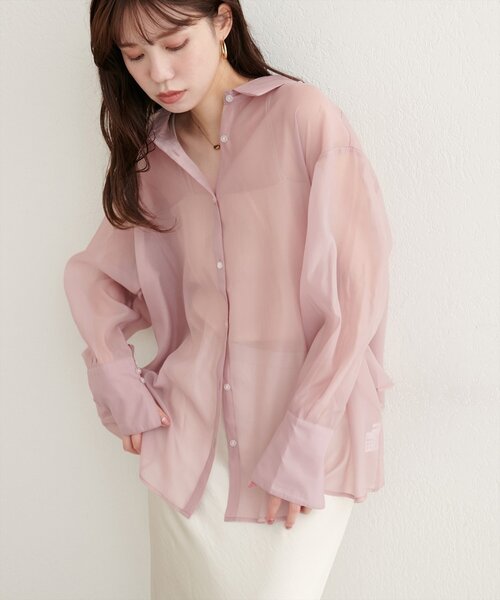 natural couture(ナチュラルクチュール)の「WEB限定 /【大人ナチュ】バックフレアシャツ(シャツ/ブラウス・レディース・オフホワイト/ピンク/ブラウン/サックスブルー・FREE)」の4枚目の写真