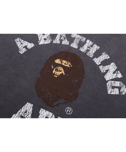 A BATHING APE(アベイシングエイプ)の「GARMENT DYE COLLEGE RELAXED FIT CREWNECK SWEATSHIRT(スウェット・メンズ・チャコール/オリーブ・XX-LARGE/LARGE/SMALL/MEDIUM/X-LARGE)」の5枚目の写真
