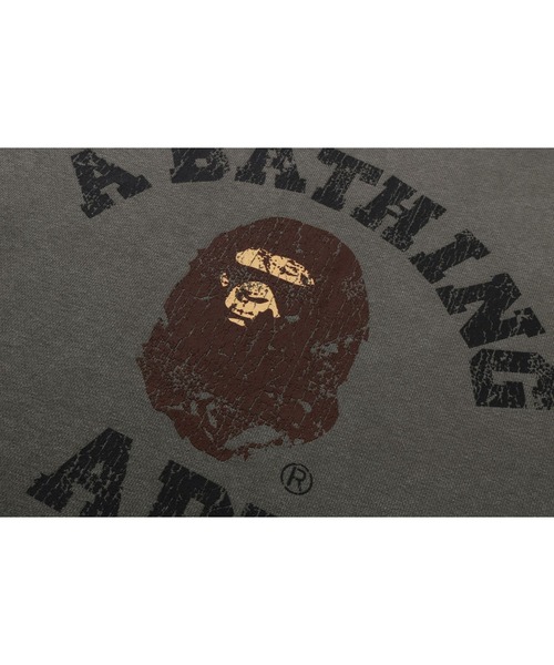 A BATHING APE(アベイシングエイプ)の「GARMENT DYE COLLEGE RELAXED FIT CREWNECK SWEATSHIRT(スウェット・メンズ・チャコール/オリーブ・XX-LARGE/LARGE/SMALL/MEDIUM/X-LARGE)」の6枚目の写真