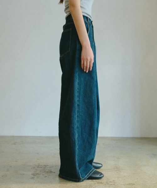 INTER FACTORY（インターファクトリー）の「emuniem by.ゆいか - タックデニムストレートパンツ（デニムパンツ・レディース・ブルー・MEDIUM/LARGE）」の7枚目の写真