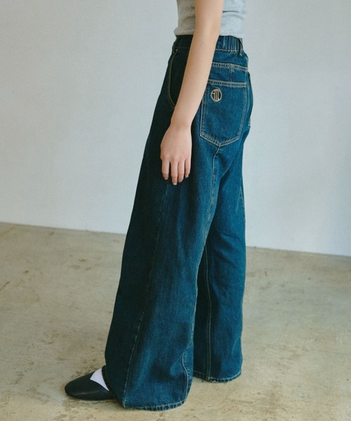 INTER FACTORY（インターファクトリー）の「emuniem by.ゆいか - タックデニムストレートパンツ（デニムパンツ・レディース・ブルー・MEDIUM/LARGE）」の3枚目の写真