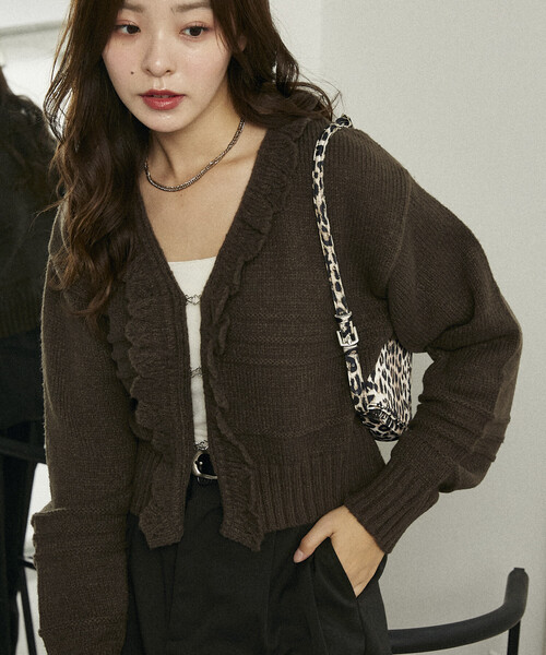 PUBLUX（パブリュクス）の「PUBLUX/パブリュクス フリルホックカーディガン　限定展開（カーディガン/ボレロ・レディース・ブラック/ブラウン/グレー/オフホワイト・ﾌﾘ-）」の4枚目の写真