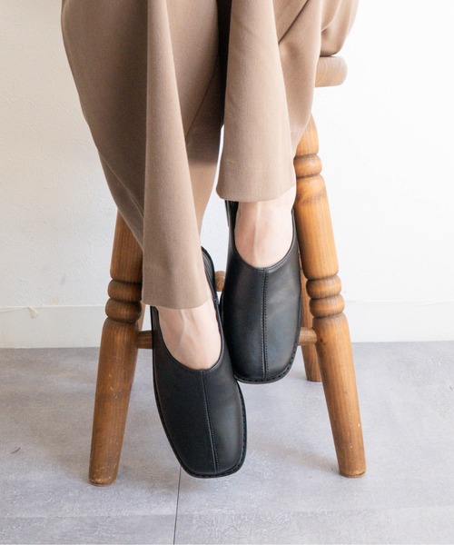 Fabby fabby（ファビィーファビィー）の「サイドVカットスリッポンシューズ（スリッポン・レディース・ブラック/ベージュ/ブラウン・SMALL/MEDIUM/LARGE）」の2枚目の写真