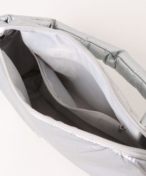 Reebok（リーボック）の「【Reebok / リーボック】パテッドドラムバッグ（ショルダーバッグ・レディース・シルバー/ブラック/ホワイト・FREE）」の6枚目の写真