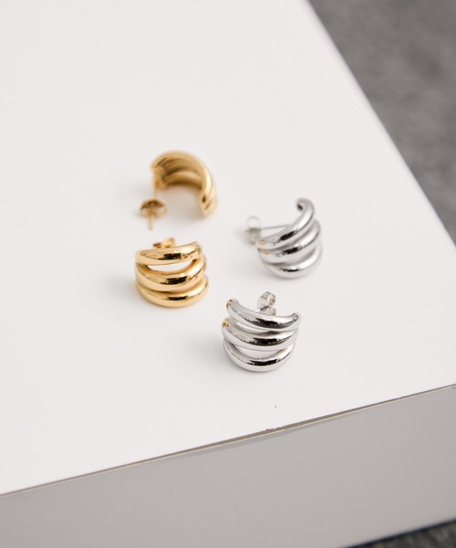 le cercle ADAM ET ROPE'(ルセルクルアダムエロペ)の「ラインミニフープピアス(ピアス(両耳用)・レディース・ゴールド/シルバー・FREE)」の4枚目の写真